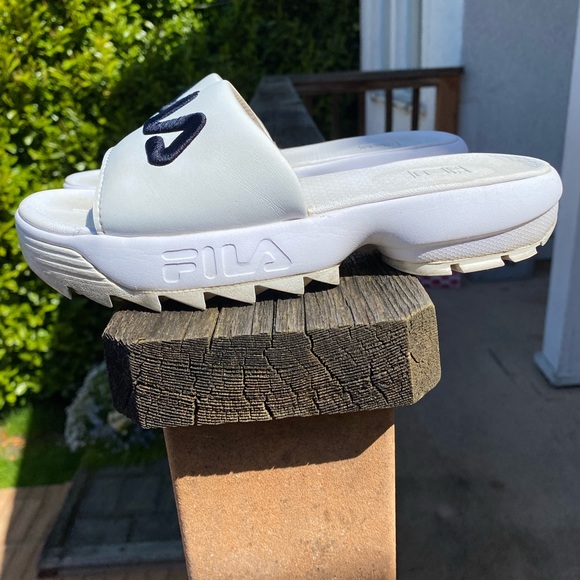 Fila slides - Picture 3 of 3